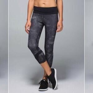 Lululemon Run Inspire Crop II Luxtreme Leggings Size 4 Snake Sequin Black Capris